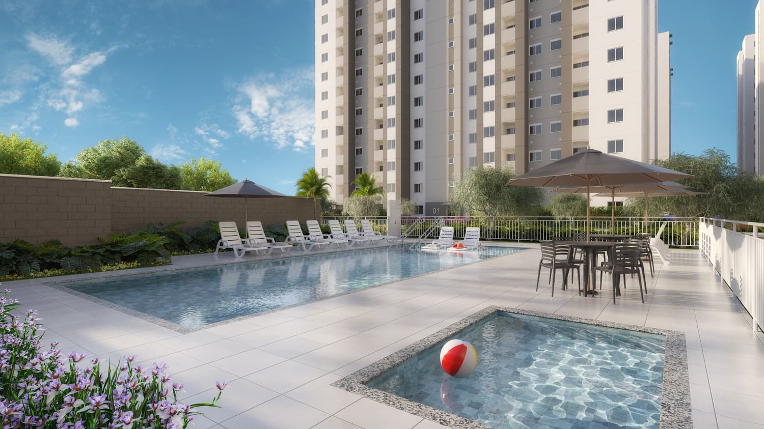 Área de piscina com espreguiçadeiras, mesas com guarda-sóis e deck pavimentado, com o edifício ao fundo.
